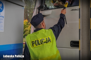 Policjant sprawdza trzeźwość kierowcy