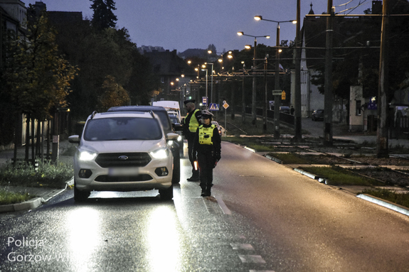 Policjanci kontrolują kierujących