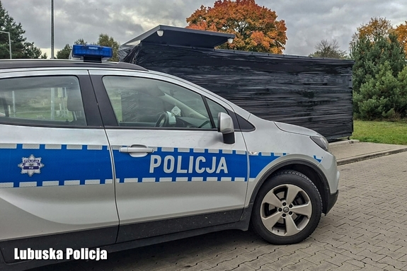 radiowóz stoi przy paczkomacie
