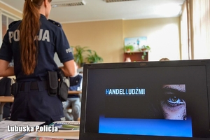 policjantka rozmawia z uczniami