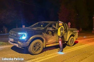 Policjant sprawdza trzeźwość kierującego