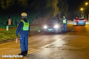 Policjant sprawdza trzeźwość kierującego
