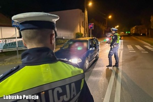 Policjant sprawdza trzeźwość kierującego