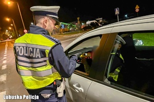 Policjant sprawdza trzeźwość kierującego
