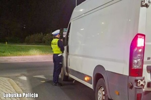 Policjant sprawdza trzeźwość kierującego