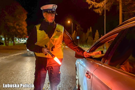 Policjant sprawdza trzeźwość kierującego