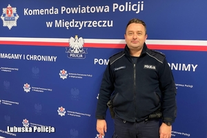 policjant stoi przy ściance