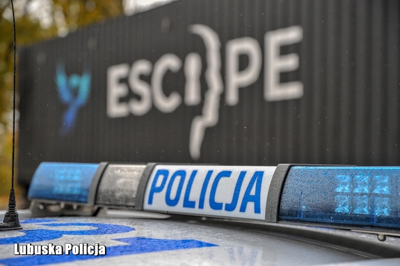 sygnały radiowozu na tle ciężarówki