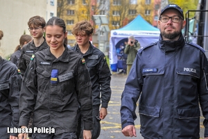 policjant prowadzi uczniów klasy mundurowej