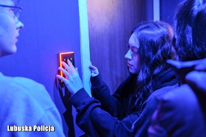 nastolatka wpisuje kod do drzwi