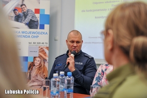 policjant mówi przez mikrofon