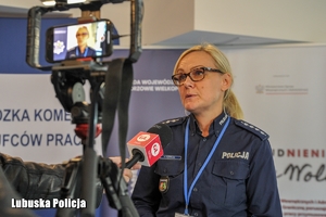 policjantka udziela wywiadu
