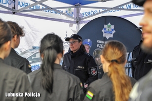 policjantka rozmawia z młodzieżą