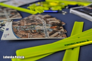 ulotki i odblaski na stole