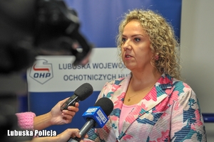 kobieta udziela wywiadu