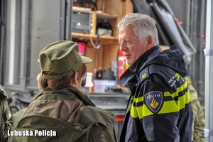 mundurowi rozmawiają ze sobą