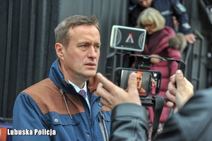 mężczyzna udziela wywiadu