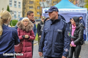 osoby idą do ciężaówki