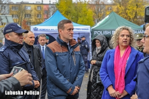 osoby stoją na placu