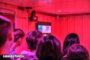 młodzież w pomieszczeniu z zagadkami