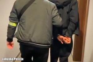 policjant prowadzi zatrzymanego mężczyznę