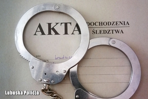 kajdanki na dokumentach