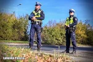 policjanci stoją przy drodze