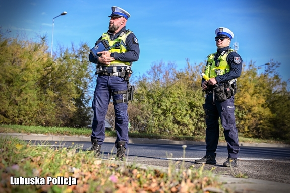 policjanci stoją przy drodze