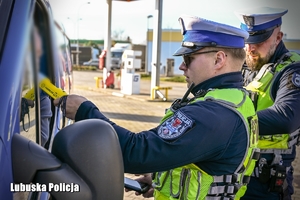 policjanci kontrolują trzeźwość kierowcy