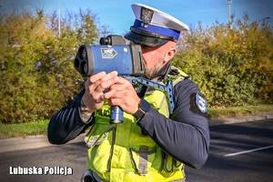 policjant kontroluje prędkość pojazdów