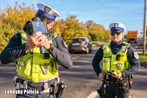 Policjanci ruchu drogowego podczas służby