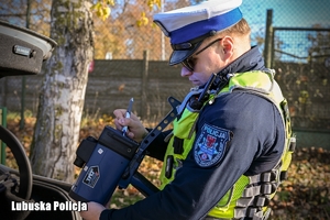 Policjant z miernikiem prędkości