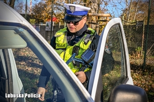 Policjant przeprowadza kontrolę