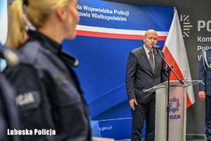 Mężczyzna w trakcie przemówienia