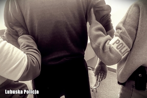 policjantki prowadzą mężczyznę