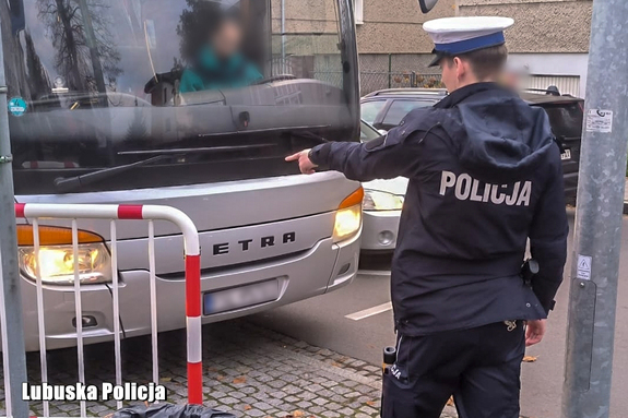 policjant kontroluje stan techniczny autokaru