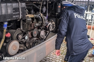 policjant kontroluje stan techniczny autokaru