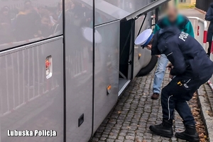 policjant kontroluje stan techniczny autokaru