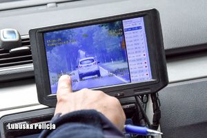 policjant wskazuje na pomiar prędkości pojazdu