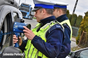 policjanci rozmawiają z kierowcą