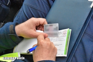 policjant wypisuje mandat