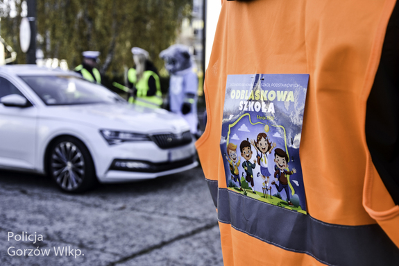 dziecko z kamizelką odblaskową