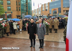 Przedstawiciele pod pomnikiem