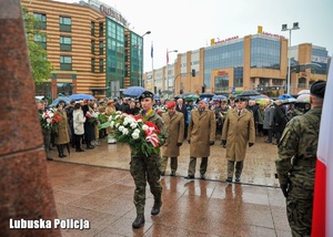 Przedstawiciele pod pomnikiem