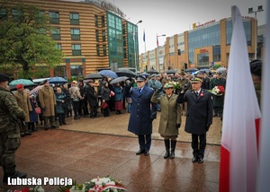 Przedstawiciele pod pomnikiem