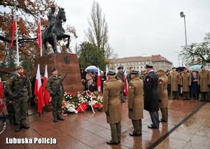 Przedstawiciele pod pomnikiem