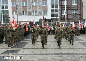 Żołnierze na placu