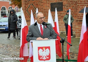 Mężczyzna przy mównicy