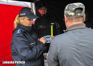 Policjantka wraz z mężczyzną