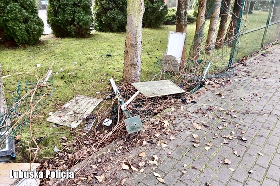 zniszczone ogrodzenie